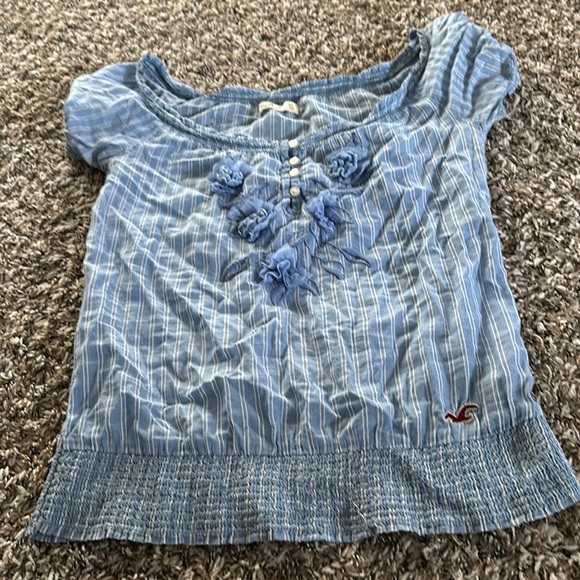 Hollister Tops - Hollister blue top with cute flower designs.